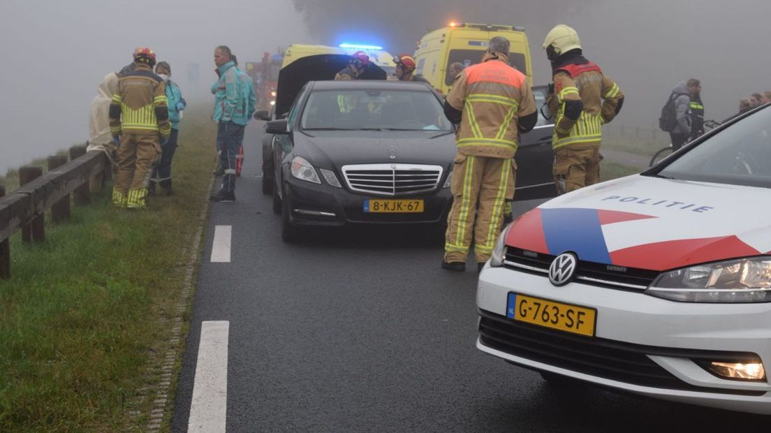 Bij een kopstaartbotsing op de N750 bij Vriezenveen raakten drie mensen gewond