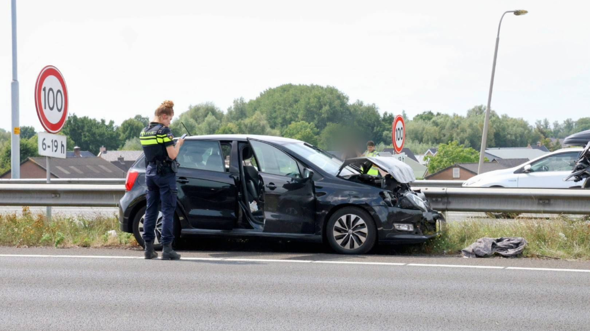 A2 bij Waardenburg dicht na heftig ongeluk