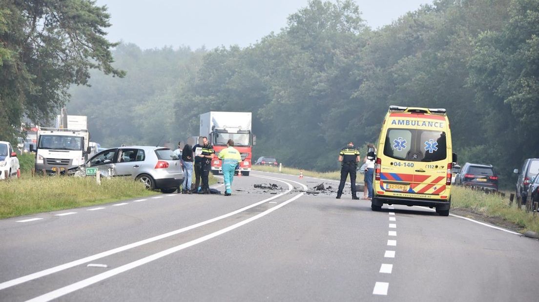 N340 tussen Oudleusen en Ommen afgesloten na botsing twee personenauto's