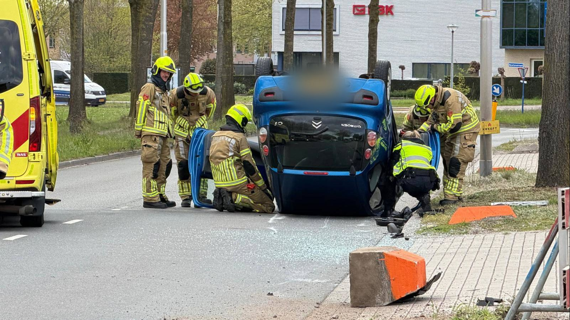 Auto slaat over de kop bij zwaar ongeluk