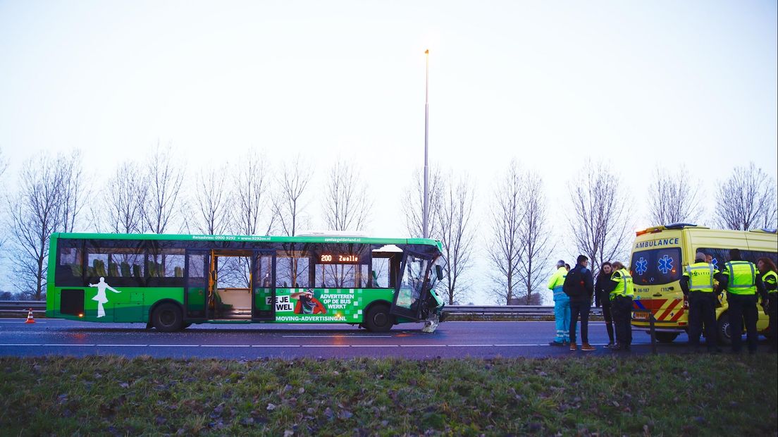 Drie rijstroken dicht op A28 tussen Hattemerbroek en Zwolle door ongeval met bus