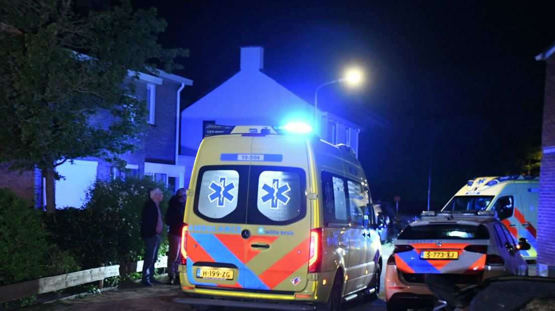 De gewonde man is met een ambulance naar het ziekenhuis gebracht