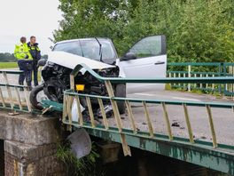 Minderjarige rijdt auto tegen brugreling in Wijster