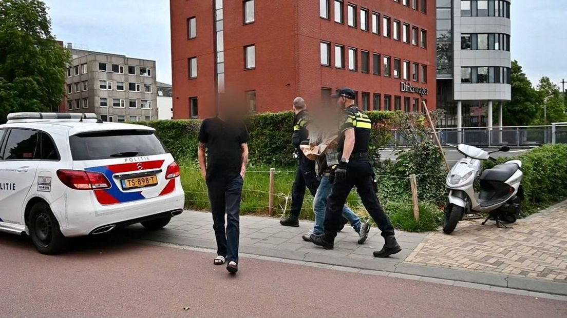 Agenten hielden na de steekpartij een man aan.