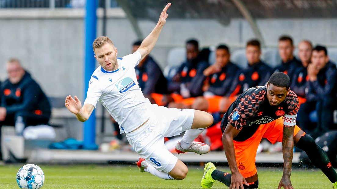 Tronstad (links) namens Haugesund in actie tegen PSV.