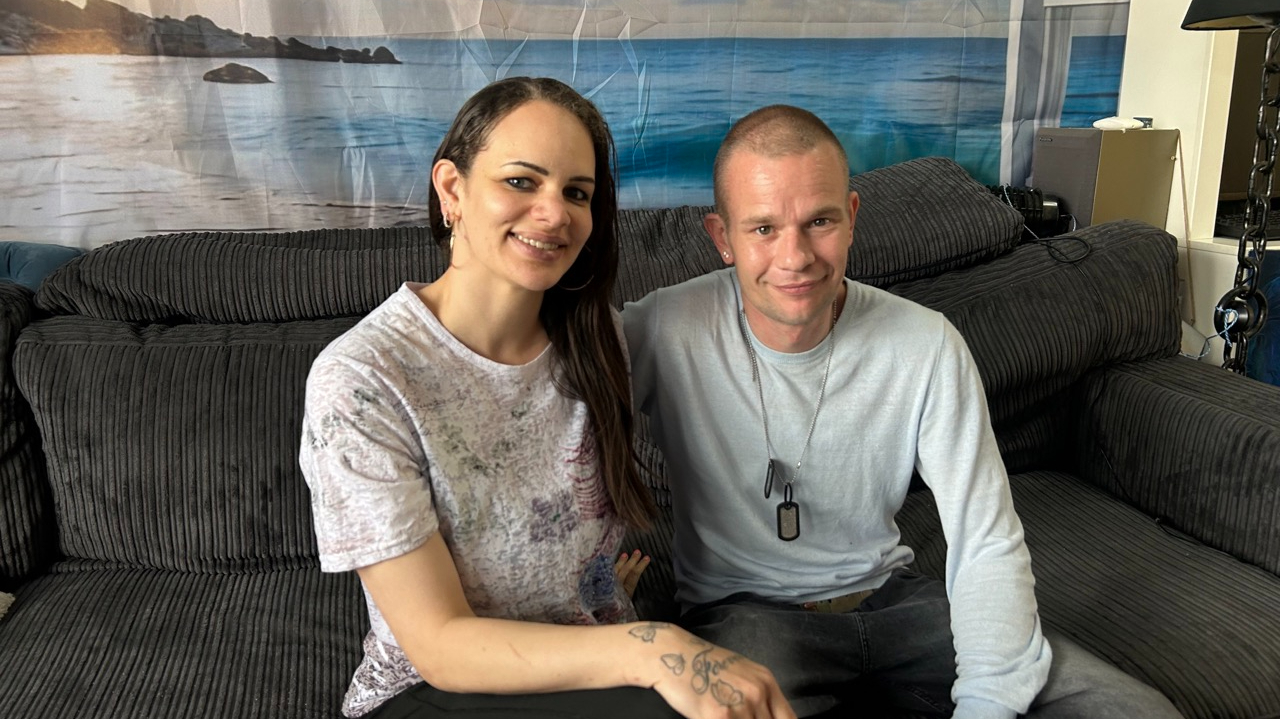 Sabrina en Robin zitten voor hun tropische poster.