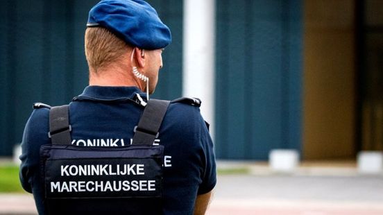 Mensensmokkelaar aangehouden • vrouw gewond na botsing. Mensensmokkelaar aangehouden • vrouw gewond na botsing.