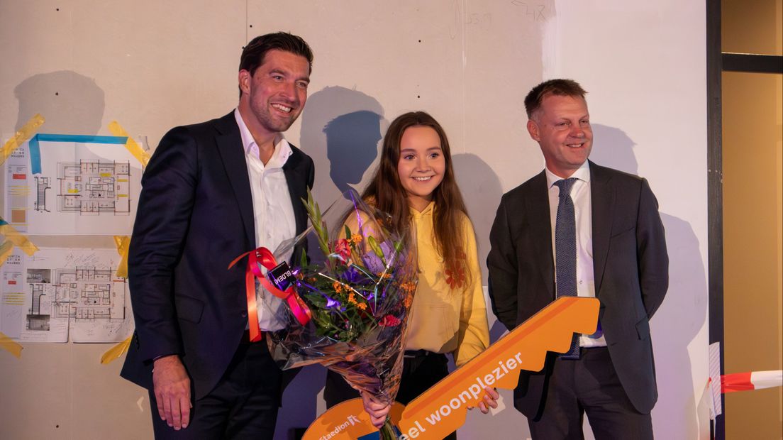 Wethouder Robert van Asten (links) en Staedion bestuursvoorzitter Gijsbert van Herk (rechts) overhandigen de eerste sleutels