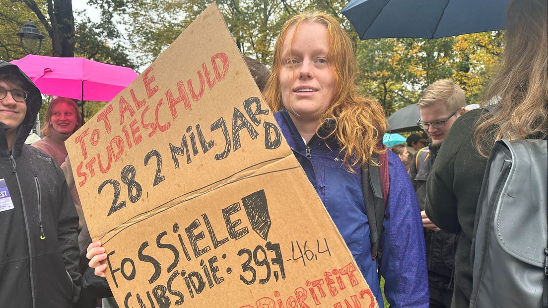 De demonstranten zijn boos op de renteverhoging op studieschuld