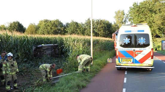 Dode door botsing • auto in maïs. Dode door botsing • auto in maïs.
