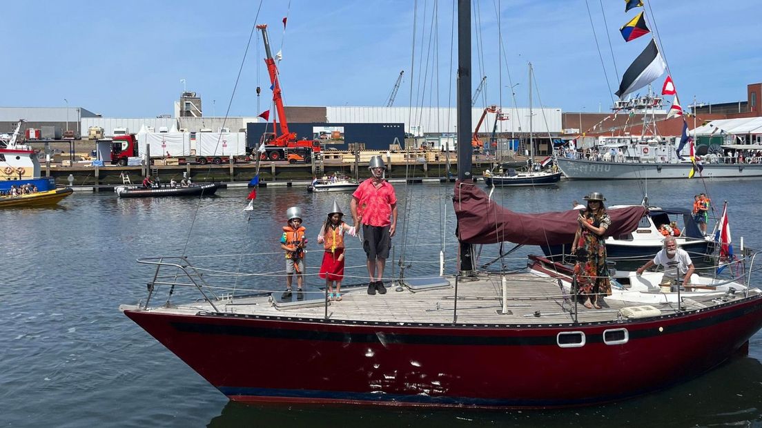 Een van de schepen in de Scheveningse haven, zaterdag