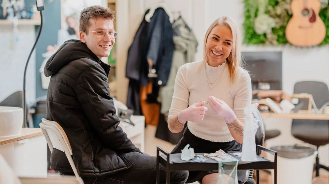 Eigenaresse Linda Berserik met een klant