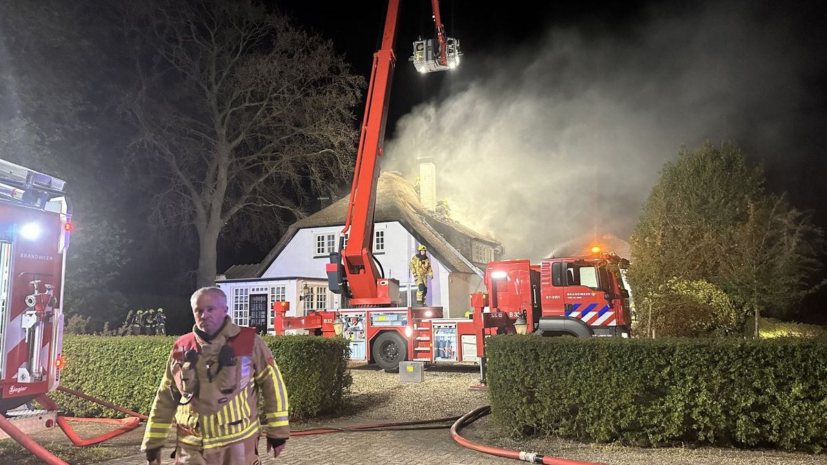 Blikseminslag zet woning in lichterlaaie