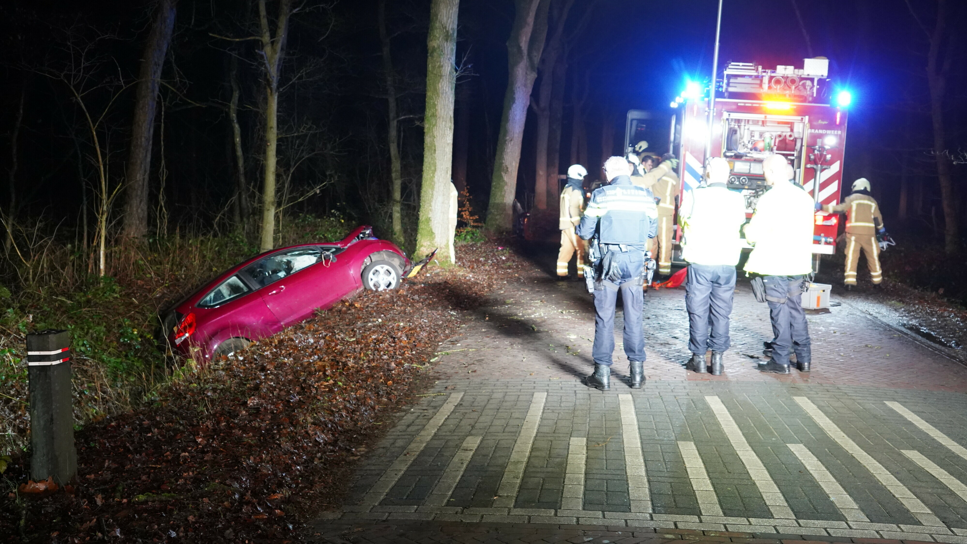 Twee gewonden bij botsing tegen boom in Diever