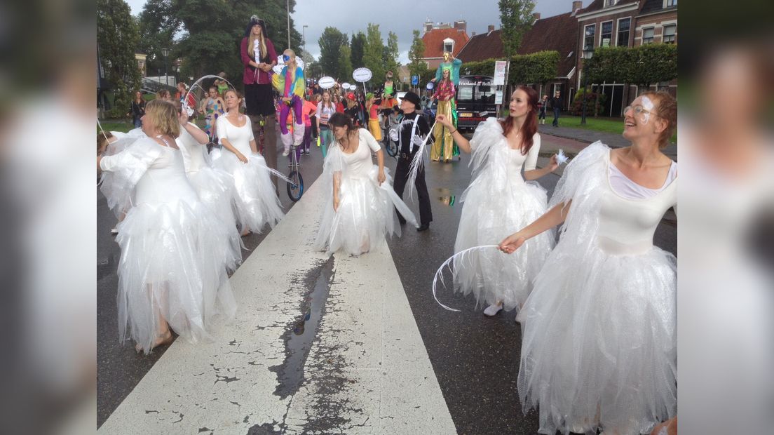 It UIT-festival begûn mei in parade troch de binnenstêd fan Ljouwert