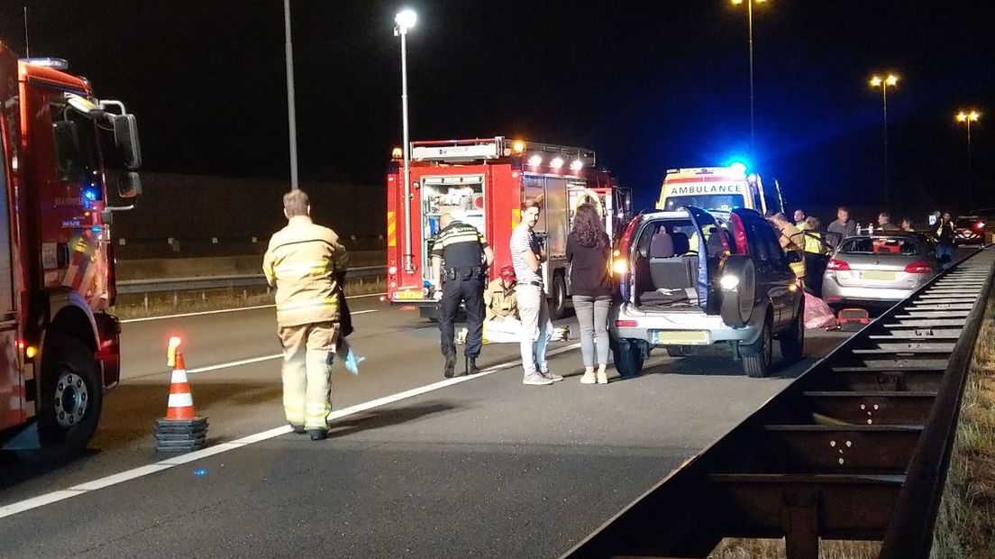 Een automobilist is in de nacht van zaterdag op zondag ernstig gewond geraakt bij een eenzijdig ongeval op de A50 bij Heteren.