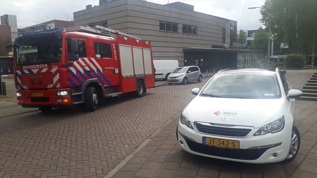Brandweer en Enexis ter plaatse bij de Rabobank in Emmen (Rechten: De Vries Media)