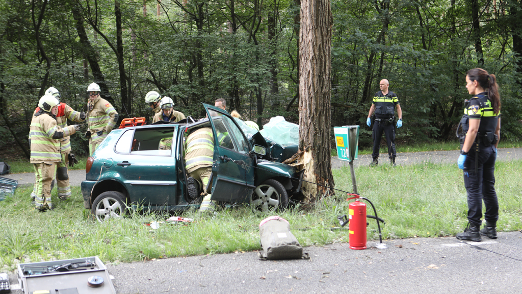 Ernstig Ongeluk Bij Woudenberg: Auto Klapt Frontaal Op Boom - RTV Utrecht