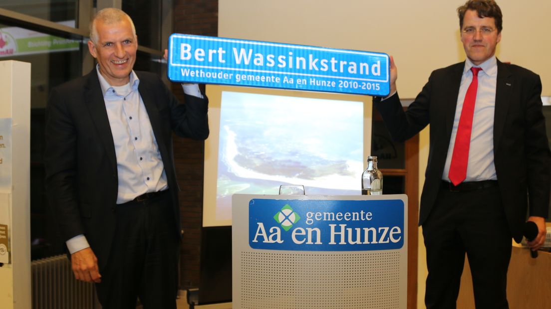 Bert Wassink kreeg gisteren bij zijn afscheid van burgemeester Eric van Oosterhout (l) z'n eigen strandbord mee (Rechten: Herman van Oost)