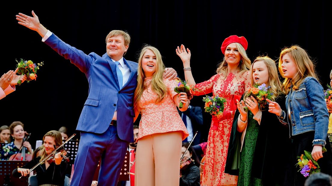 De koninklijke familie op het podium