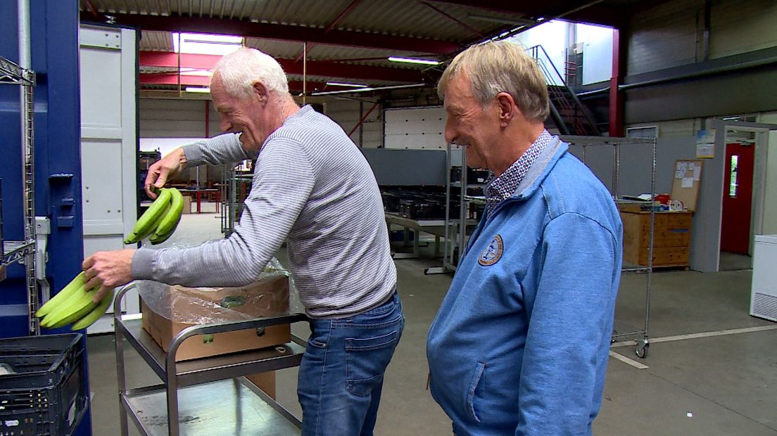 Voedselpakket wordt gevuld met bananen