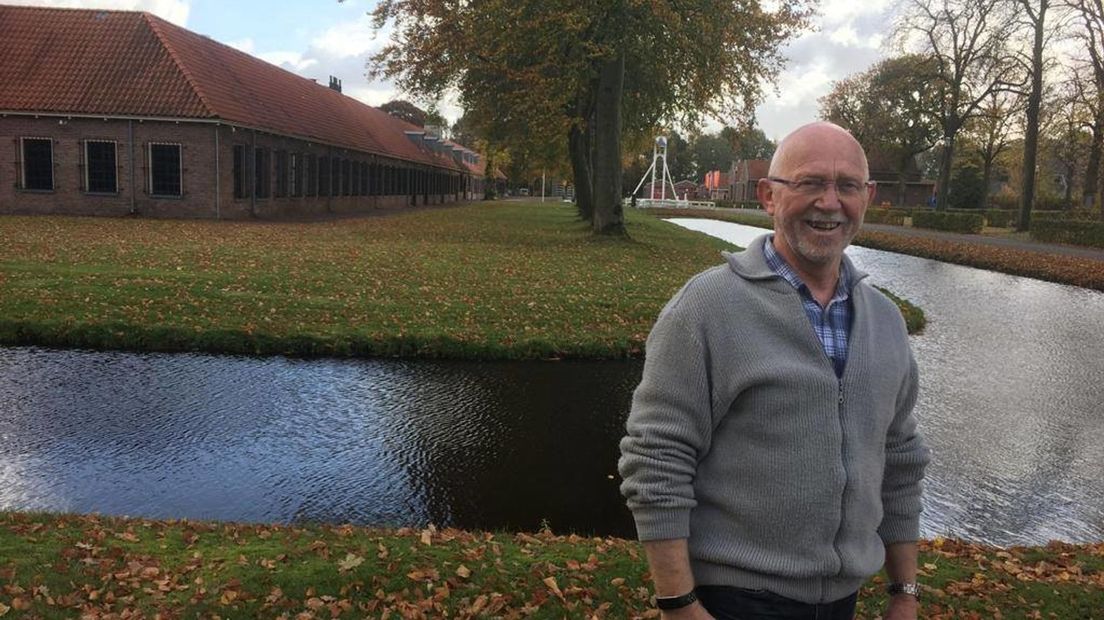 Ebel Duursma aan de wandel met Lydia Tuijnman in Veenhuizen (Rechten: RTV Drenthe / Lydia Tuijnman)