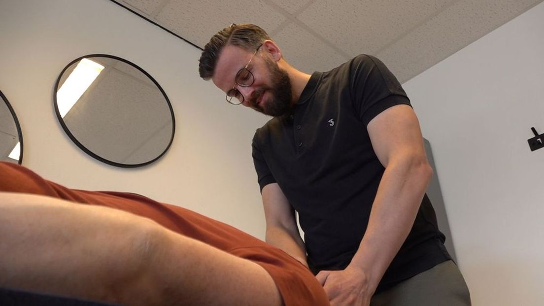 Fysio- en manueel therapeut Robbin Delsink behandelt een patiënt