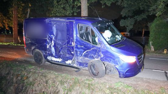 Wiel breekt af na crash • brokstukken na aanrijding. Wiel breekt af na crash • brokstukken na aanrijding.