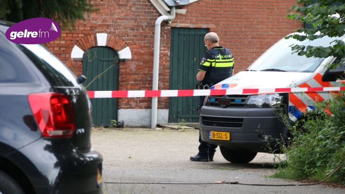 De politie heeft twee mensen aangehouden na een inval in een drugslaboratorium in het Achterhoekse Noordijk.