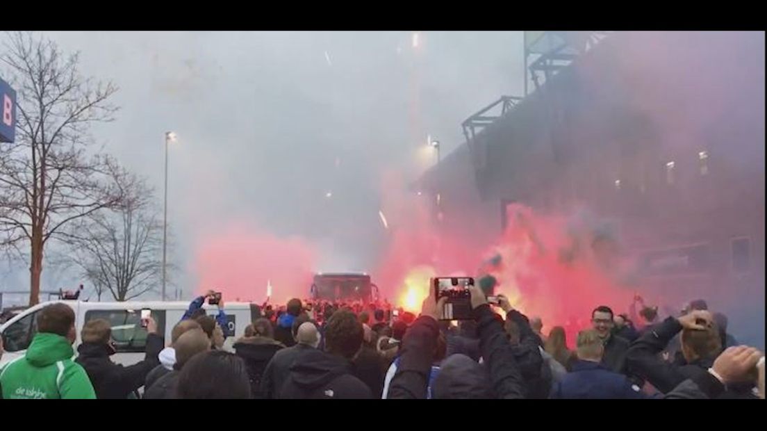 Spelersbus PEC Zwolle feestelijk onthaald