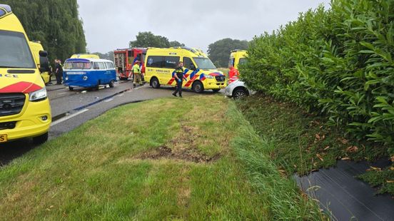 Drie kinderen gewond na zware aanrijding met oldtimerbusje. Drie kinderen gewond na zware aanrijding met oldtimerbusje.