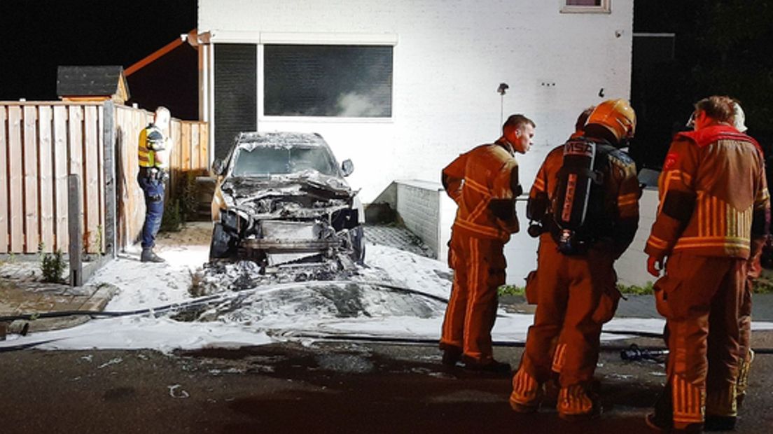 In juni ging ook al auto op in vlammen bij woning Het Hooghuis Almelo