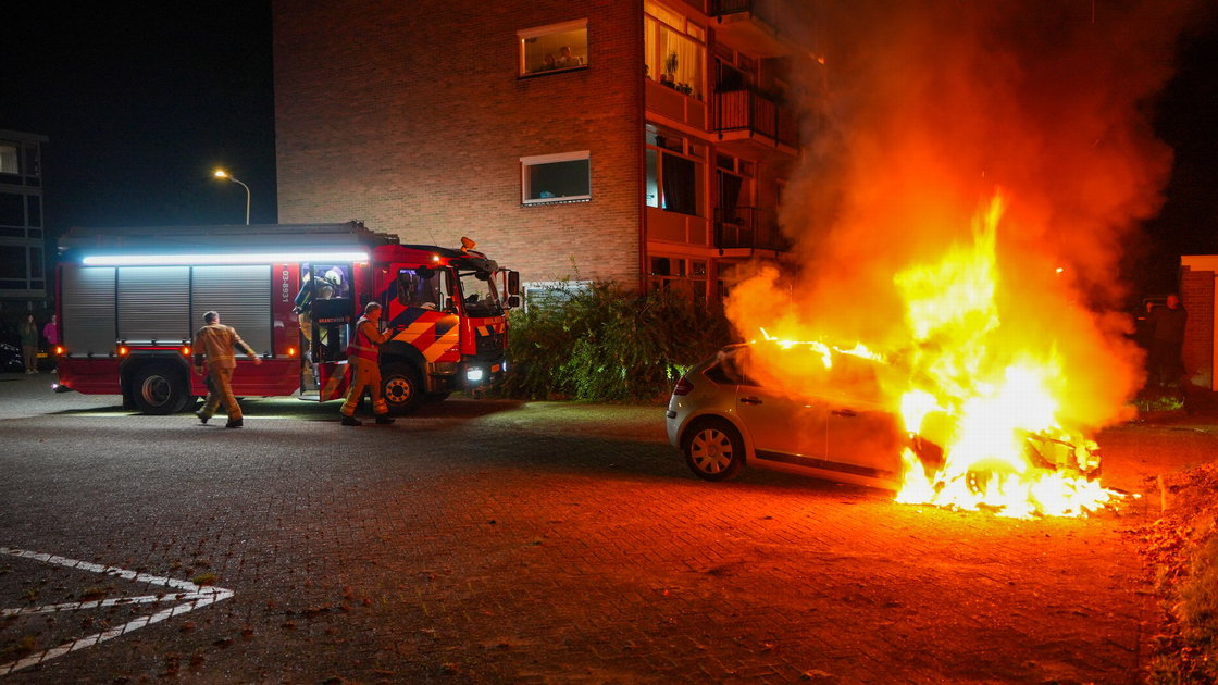Auto door brand verwoest in Hoogeveen