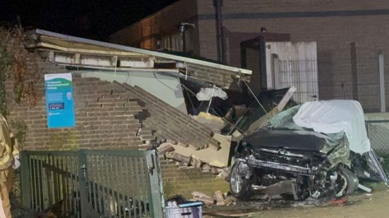 Grote ravage in Kessel: dode en zwaargewonde na botsing tegen gebouw. Grote ravage in Kessel: dode en zwaargewonde na botsing tegen gebouw.