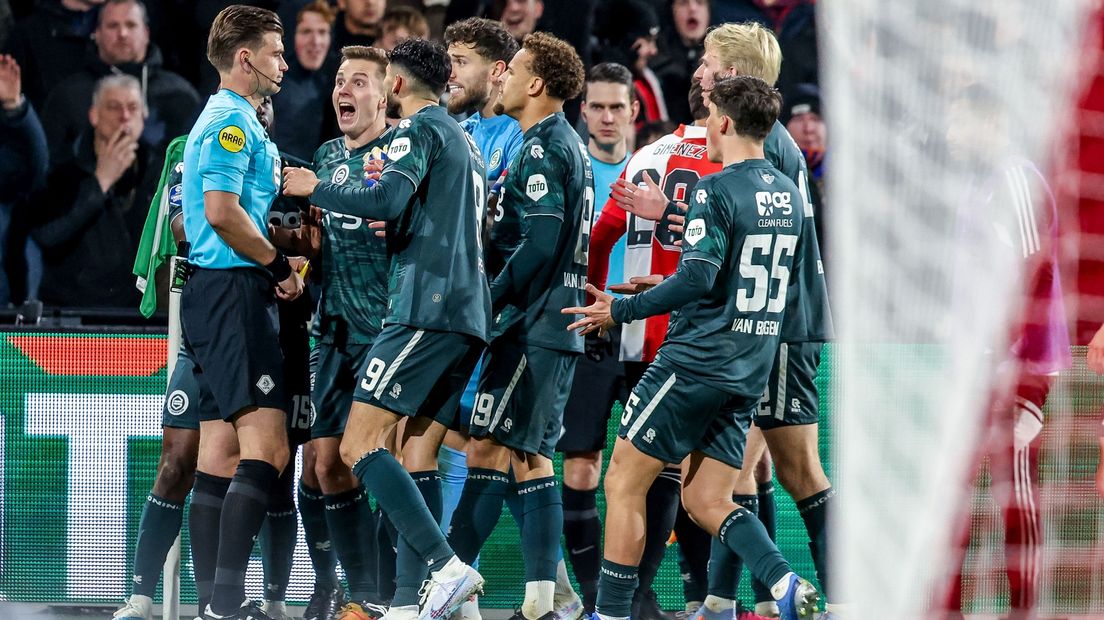 Scheidsrechter Joey Kooij wordt belaagd door spelers van Groningen nadat hij de rode kaart gaf aan Isak Määttä.