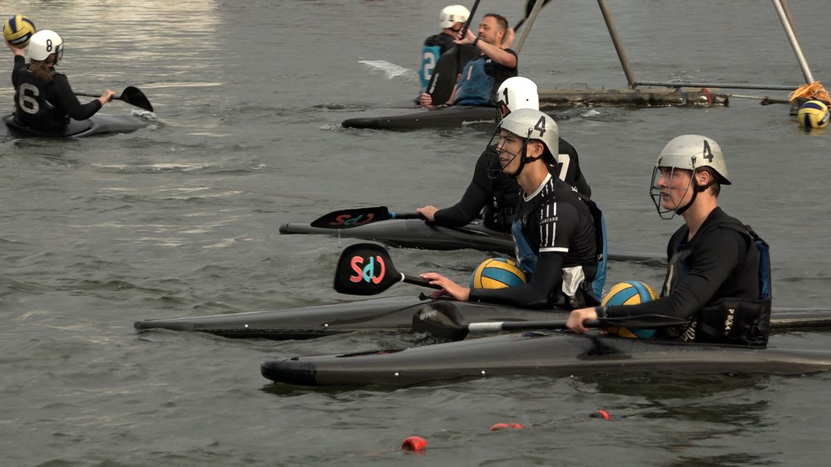 Kanopoloërs Deventer vluchten voor laag water: 'Het is hier net modderworstelen'