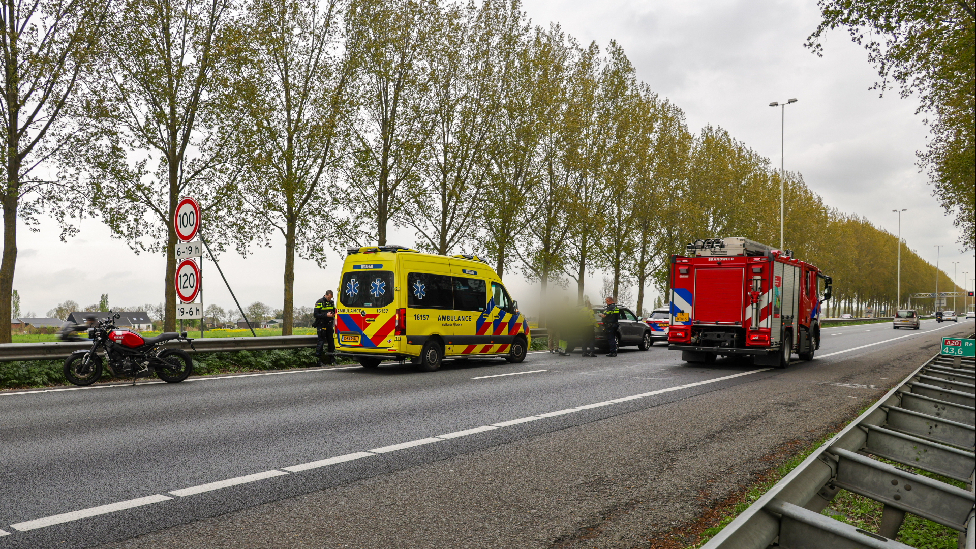 Bij het ongeval zijn een motorrijder en de bestuurder van een auto betrokken