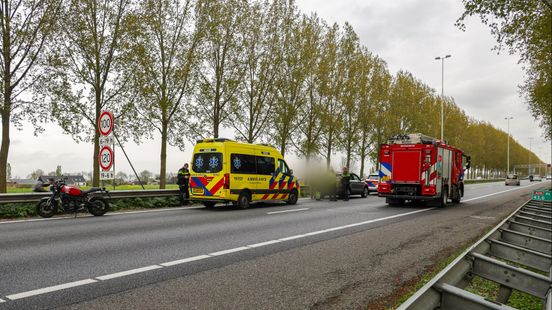 Auto en motor betrokken bij ongeval op snelweg. Auto en motor betrokken bij ongeval op snelweg.