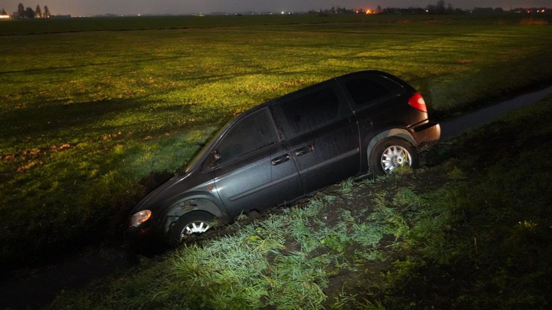 Auto belandt in sloot in Genemuiden