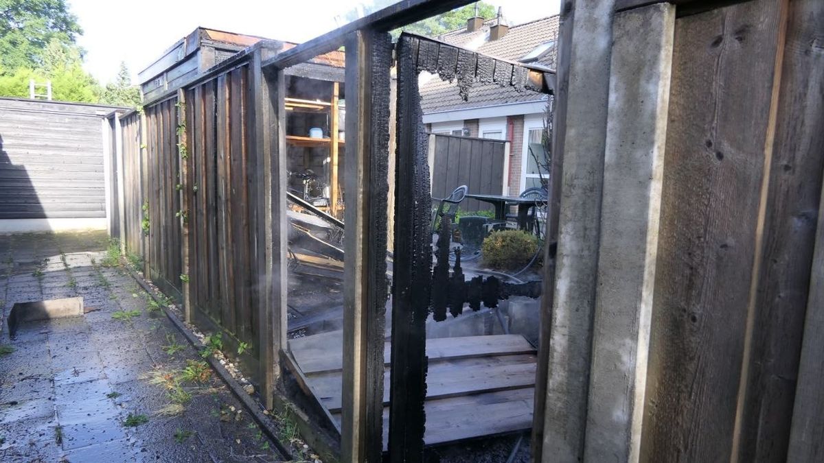 112 Nieuws: Schuurbrand in Enschede: bewoners geëvacueerd | Ongeval in Enschede: een persoon naar he