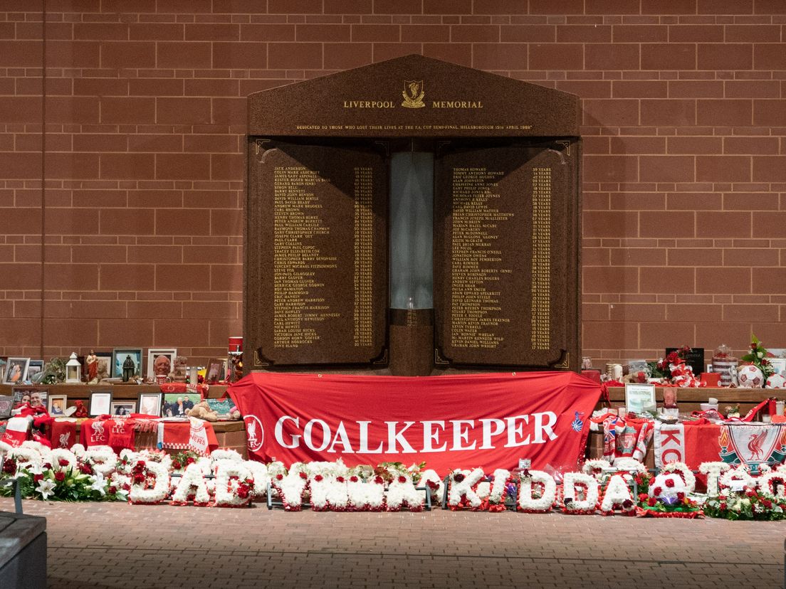 Het monument op Anfield ter nagedachtenis aan de slachtoffers van de Hillsboroughramp