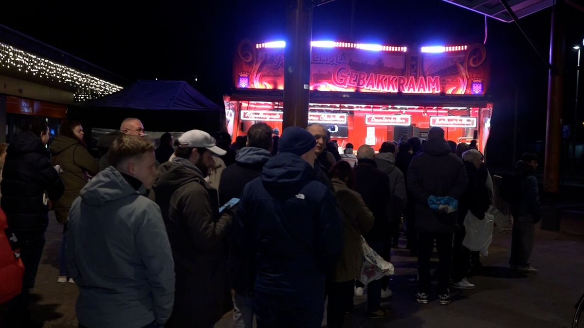 Hier staan ze in alle vroegte in de rij voor oliebollen