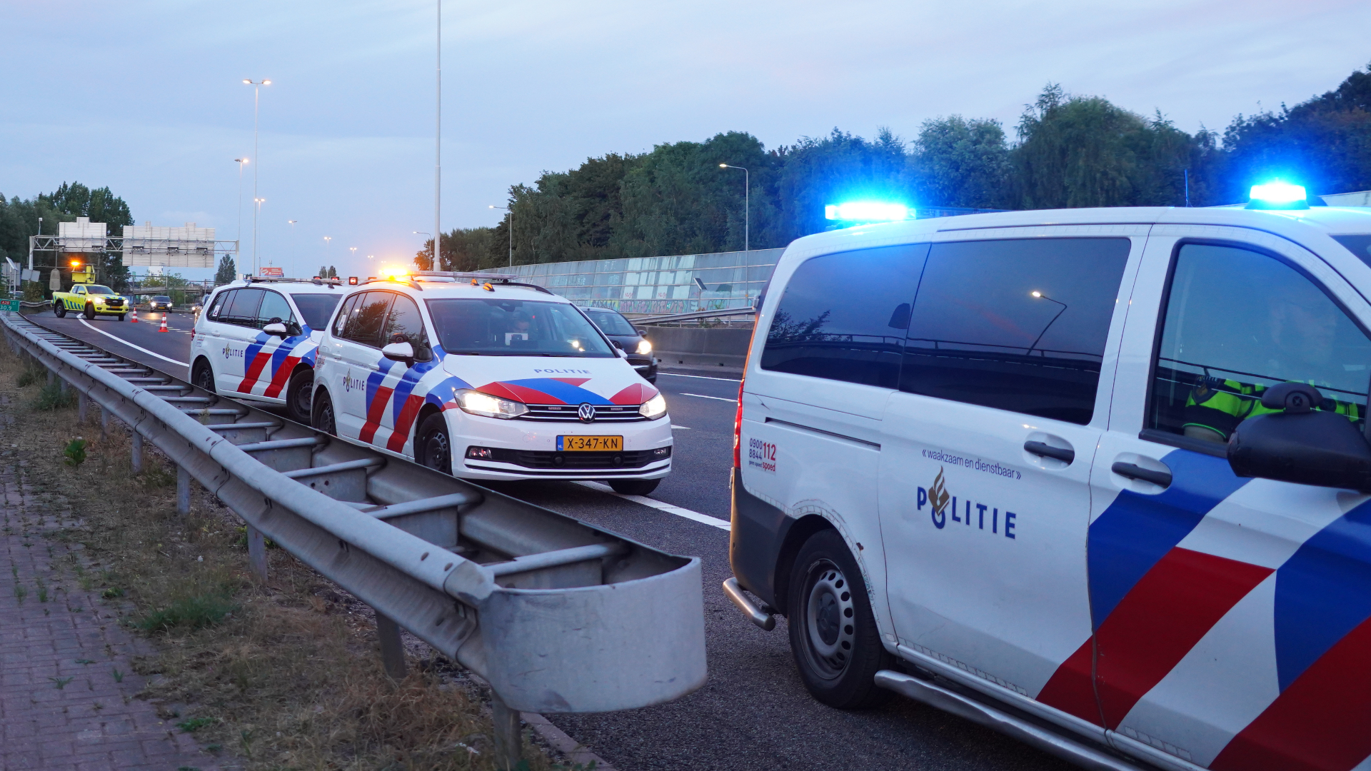 Meerdere politievoertuigen werden opgeroepen om de ruzie te sussen.