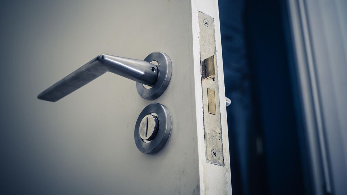 Man dringt woning binnen van jonge vrouw in Deventer