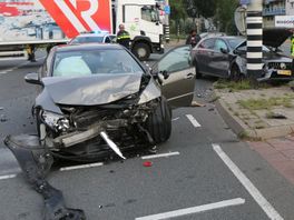 Flinke botsing met twee auto's op kruising Erasmusweg