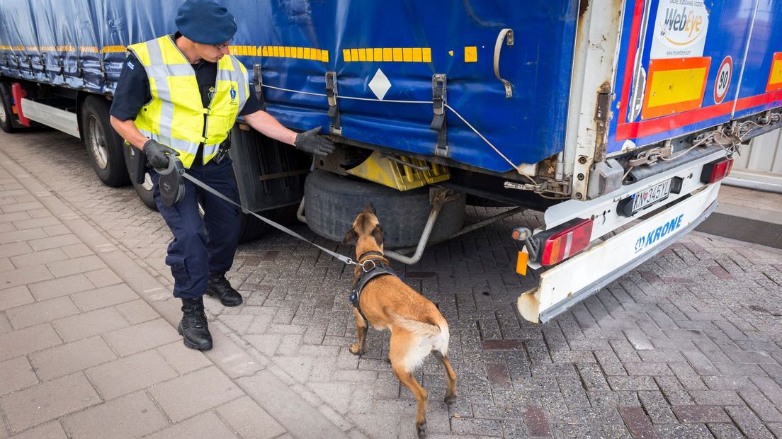 De smokkelaars zouden Koerden met onder meer vrachtwagens naar Engeland hebben gebracht.