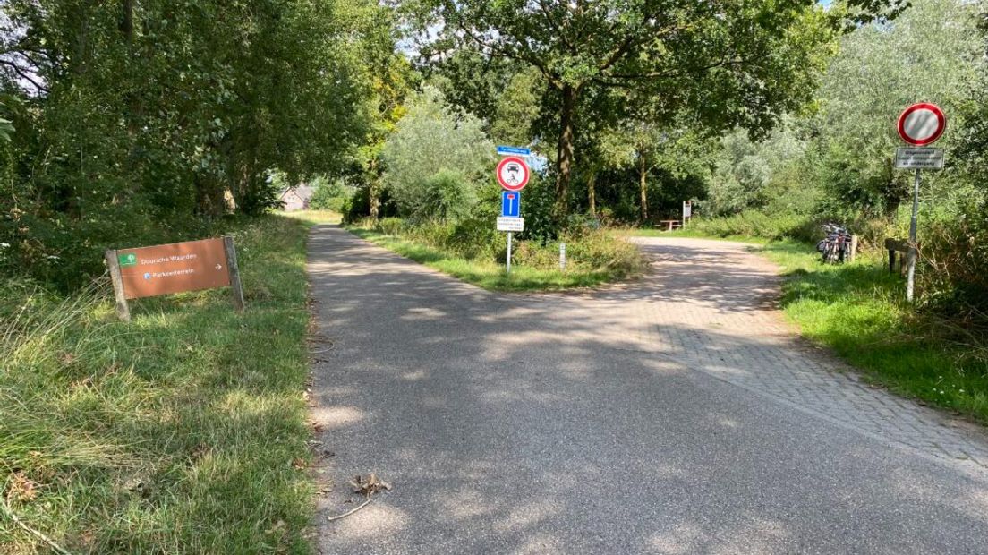 Tegenover deze parkeerplaats op Fortmont stortte vandaag precies 80 jaar geleden een Duits jachtvliegtuig neer