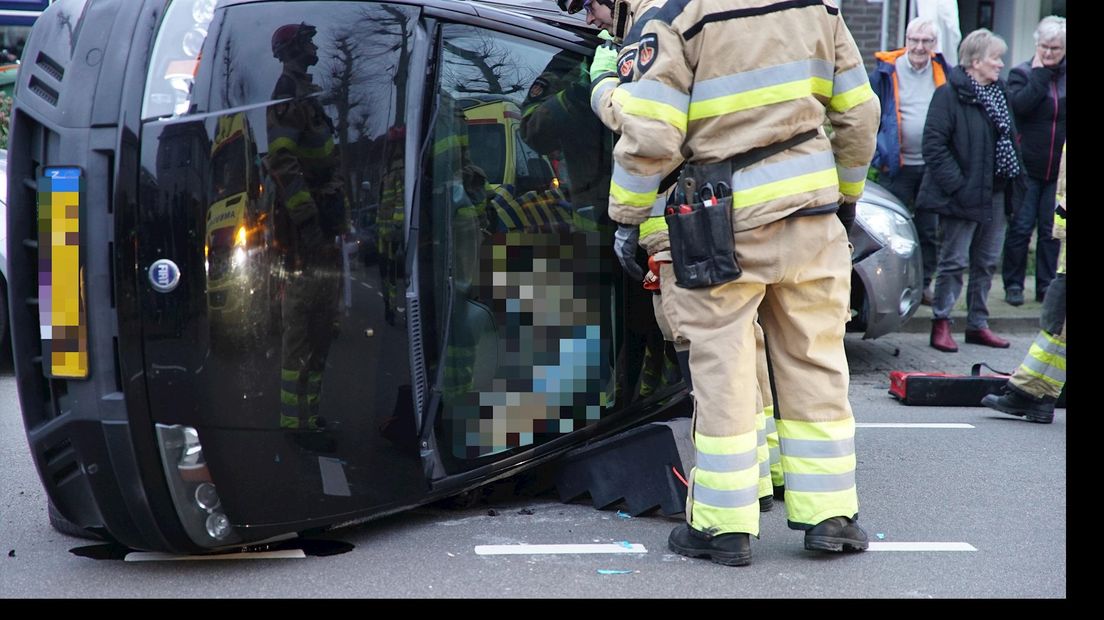 Auto kantelt bij eenzijdig ongeluk in Deventer; hulpverleners bevrijden vrouw via de achterklep