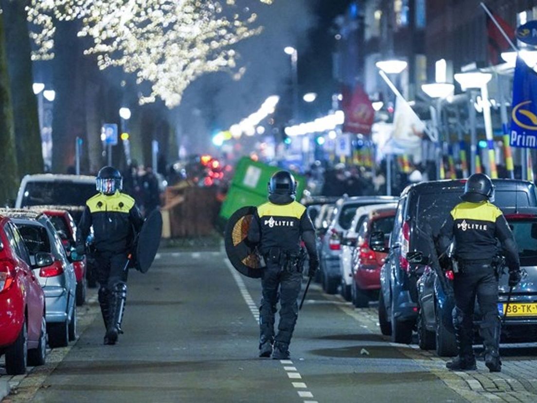 Archiefbeeld van de avondklokrellen in Rotterdam-Zuid