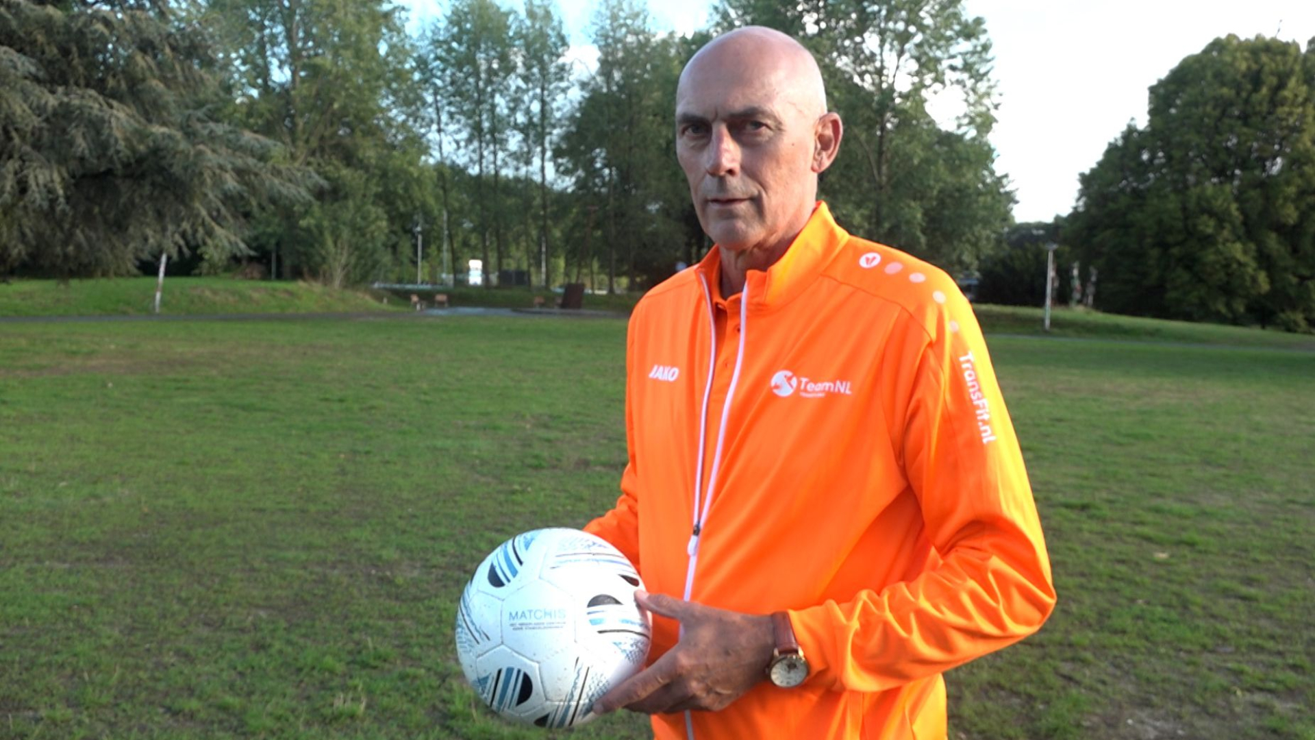 Hij was op een haar na dood, nu speelt Frans Paymans (66) alsnog in Oranje
